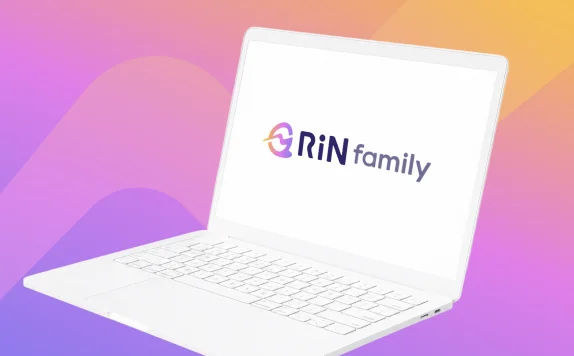 RiN Familyのイメージ。パープルとオレンジのグラデーション背景に、RiN Familyのロゴを表示したノートパソコン